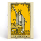 Der Magier aus dem illustrierten Schlüssel zum Tarot von Lauron William de Laurence zeigt eine Figur mit erhobenem Zauberstab und einer Tabelle mit Symbolen Poster der Tarotkarte „Der Magier“ zeigt eine Figur mit erhobenem Arm und Symbolen von Lauron William de Laurence.