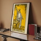 Der Magier aus dem illustrierten Schlüssel zum Tarot von Lauron William de Laurence zeigt eine Figur mit erhobenem Zauberstab und einer Tabelle mit Symbolen Poster der Tarotkarte „Der Magier“ zeigt eine Figur mit erhobenem Arm und Symbolen von Lauron William de Laurence.