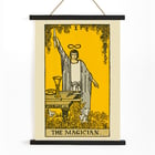 Der Magier aus dem illustrierten Schlüssel zum Tarot von Lauron William de Laurence zeigt eine Figur mit erhobenem Zauberstab und einer Tabelle mit Symbolen Poster der Tarotkarte „Der Magier“ zeigt eine Figur mit erhobenem Arm und Symbolen von Lauron William de Laurence.