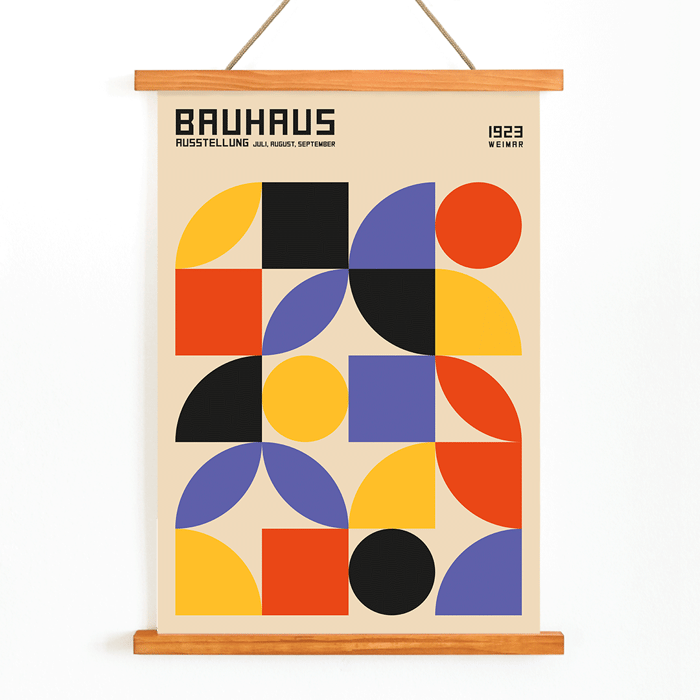 Bauhaus Póster 10 Inspirado en la Exposición de Weimar, presenta formas geométricas coloridas en un diseño moderno. Bauhaus Póster 10 Inspirado en la Exposición de Weimar presenta formas geométricas en rojo, amarillo, azul y negro sobre un fondo beige.