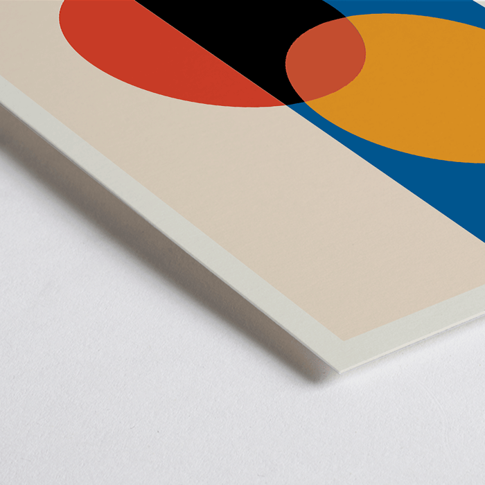 Bauhaus Póster 17 diseño geométrico abstracto del artista Bauhaus Bauhaus Póster 17 presenta círculos entrecruzados en naranja, rojo, negro sobre fondo azul y beige enmarcados con texto en la parte inferior.