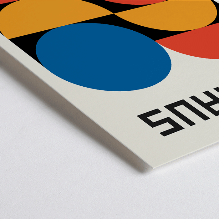 Bauhaus Póster 18 con formas geométricas en rojo, azul y amarillo sobre un fondo blanco Bauhaus Póster 18 presenta formas geométricas audaces y colores primarios en un diseño minimalista con el texto Bauhaus en la parte superior.