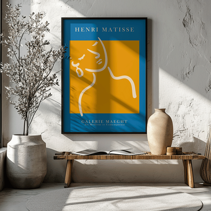La Jeune Fille à la Boucle d'Oreille d'Henri Matisse, Galerie Maeght Affiche d'Henri Matisse présentant une œuvre abstraite représentant une fille avec une boucle d'oreille en orange et bleu exposée à la Galerie Maeght.