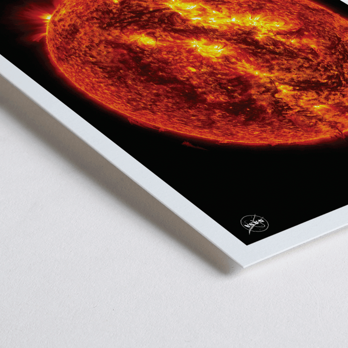El Sol por la NASA imagen ardiente del sol con erupciones solares Póster del Sol con detalles en llamas y erupciones solares llamadas El Sol por la NASA