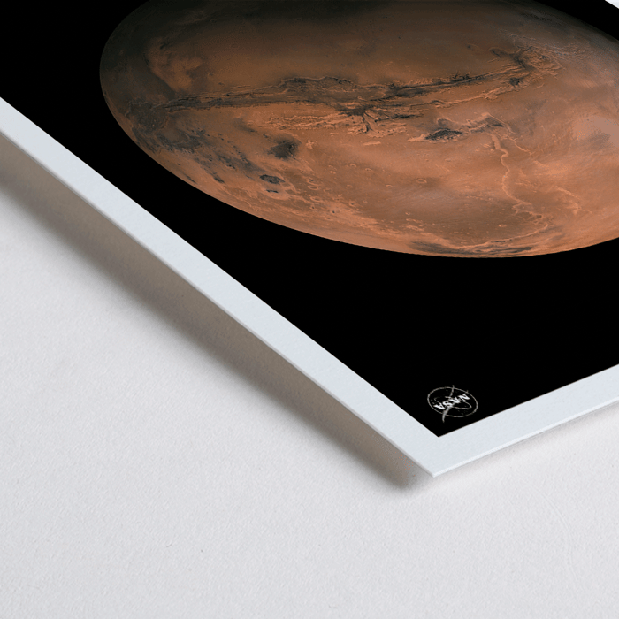 Póster enmarcado de Marte de la NASA que muestra el planeta rojo Póster presenta una fotografía detallada del planeta Marte realizada por la NASA con el título Marte en la parte inferior sobre un fondo negro.