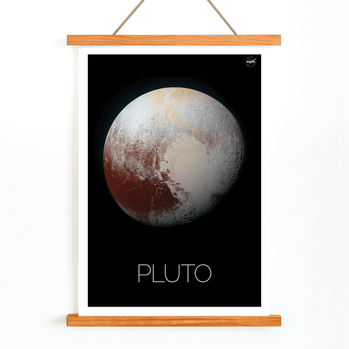 Imagen de Plutón de la NASA en un marco negro. Póster presenta a Plutón con texturas superficiales detalladas mostradas por la NASA, titulado Plutón por la NASA.