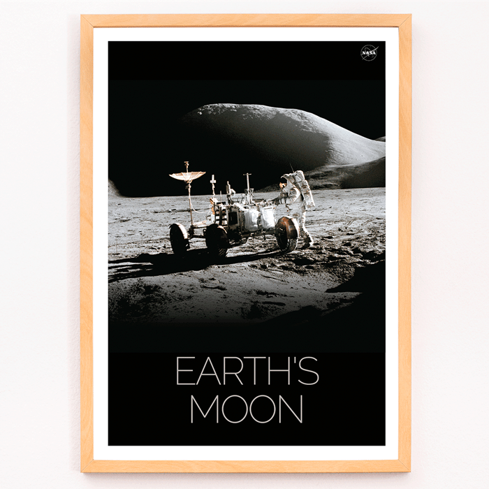 Astronauta con vehículo lunar en la superficie lunar Hombre en la Luna 1 de la NASA Un cartel titulado "Man on Moon 1" de la NASA que muestra a un astronauta junto a un vehículo lunar en la superficie lunar con el texto "Luna de la Tierra".