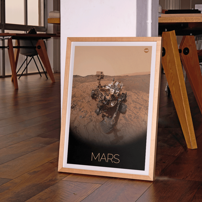 El rover de exploración de Marte de la NASA en el cartel Rover en Marte Póster titulado Rover on Mars de la NASA presenta una imagen de un rover de Marte en la superficie marciana con un logotipo de la NASA en la esquina superior derecha.