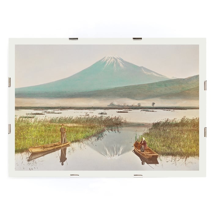 Vista del monte Fuji desde Kashiwabara con barcos en el agua Impresión en plata y albúmina coloreada a mano de Kazumasa Ogawa Póster del Monte Fuji visto desde Kashiwabara con dos personas en botes en un lago tranquilo por Kazumasa Ogawa