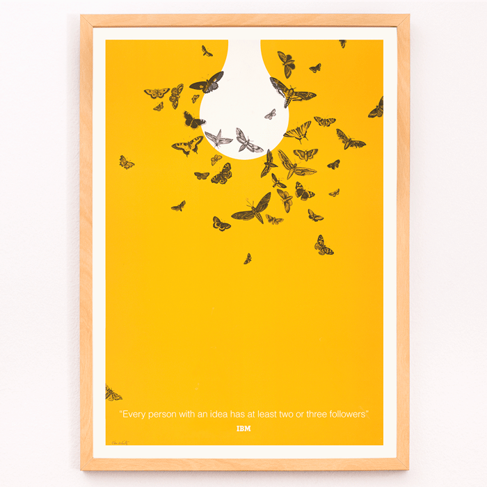 Mariposas atraídas por una bombilla en una obra de arte Cada persona con una idea tiene al menos dos o tres seguidores por Ken White Póster de la obra de arte de Ken White Cada persona con una idea tiene al menos dos o tres seguidores que representan mariposas alrededor de una bombilla.