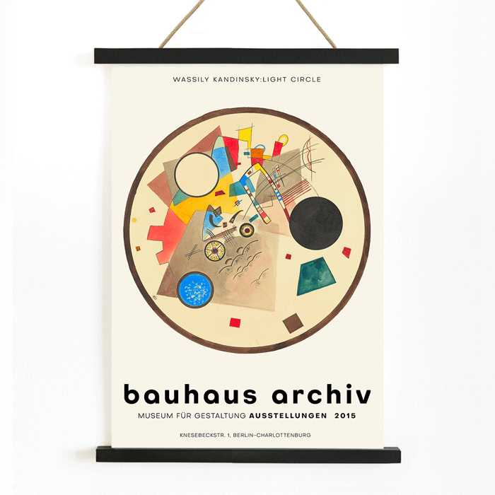 Obra de arte geométrica abstracta de Wassily Kandinsky titulada Círculo de luz de la exposición Bauhaus Póster presenta la exposición de arte abstracto Light Circle Bauhaus de Wassily Kandinsky en el Museo Archivo Bauhaus.