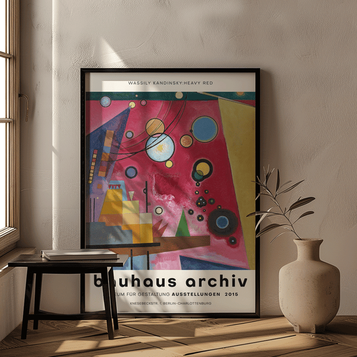 Cuadro geométrico abstracto de Wassily Kandinsky titulado Heavy Red, expuesto en el Museo Archivo Bauhaus Póster para el archivo Bauhaus Museum für Gestaltung Ausstellungen con Heavy Red de Wassily Kandinsky con formas y colores abstractos.