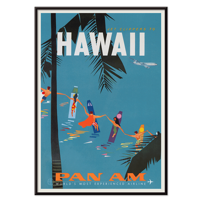 Affiche de voyage colorée Jet Clipper à destination d'Hawaï par Pan Am Airlines avec palmiers et surfeurs Poster du Jet Clipper à destination d'Hawaï par Pan Am Airlines avec des danseurs sur des planches de surf et un avion volant au-dessus des feuilles de palmier.