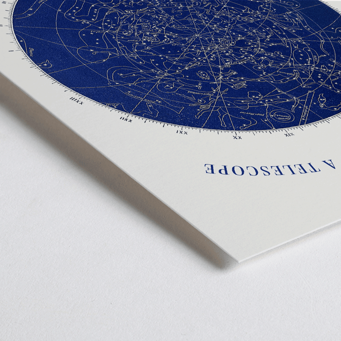 Ilustración de un mapa estelar con constelaciones Astronomía sin telescopio por Elias Colbert Póster muestra un mapa estelar titulado Astronomía sin telescopio de Elias Colbert con constelaciones celestiales en azul.