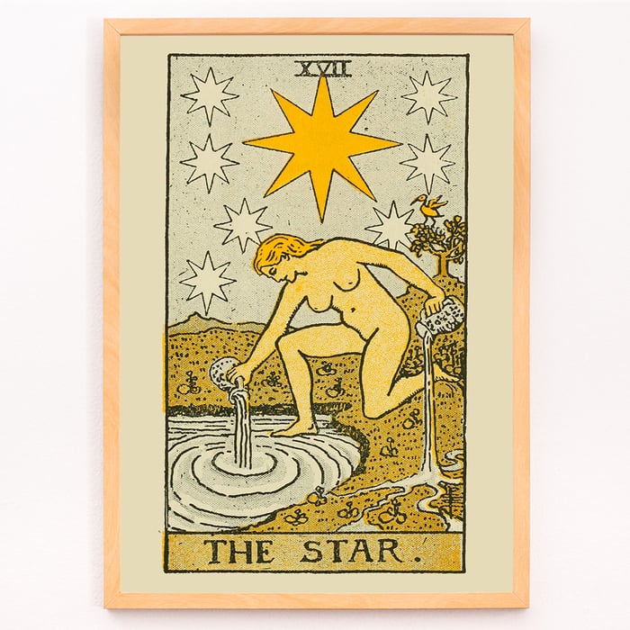 La carta del tarot La Estrella de Lauron William de Laurence presenta una mujer con jarras bajo un cielo estrellado. Póster de Tarot que presenta La Estrella de Lauron William de Laurence con una mujer vertiendo agua bajo un cielo nocturno con estrellas.