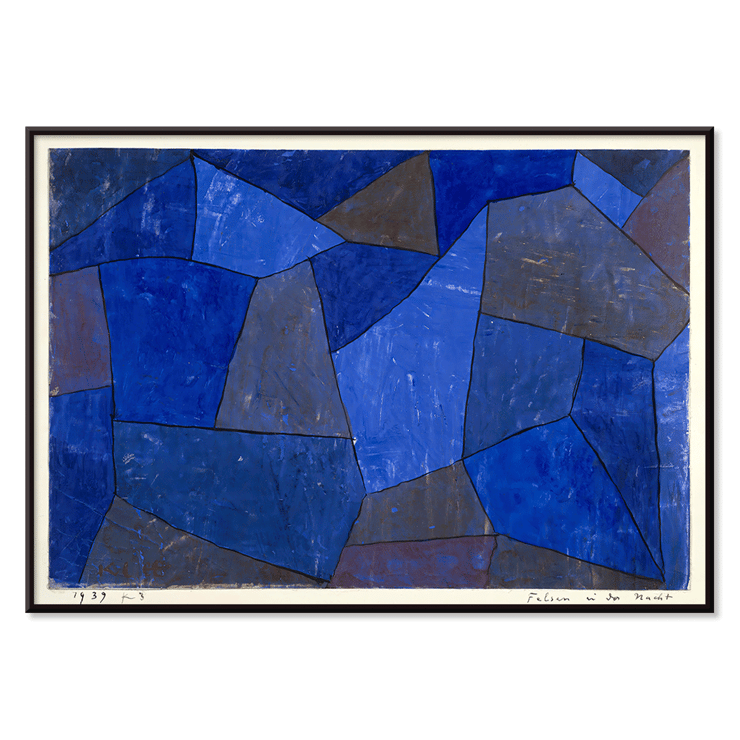 Formes géométriques bleues abstraites dans Rocks at Night de Paul Klee. Poster présente une œuvre d'art abstraite géométrique bleue intitulée Rocks at Night de Paul Klee avec des nuances et des textures variées.