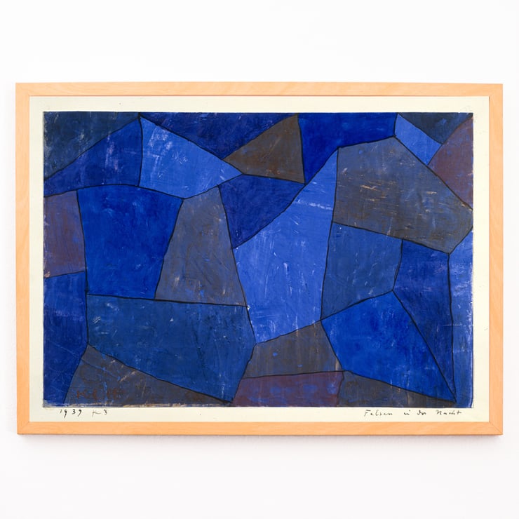 Abstrakte blaue geometrische Formen in „Felsen bei Nacht“ von Paul Klee. Poster zeigt ein blaues geometrisches abstraktes Kunstwerk mit dem Titel „Felsen bei Nacht“ von Paul Klee mit verschiedenen Schattierungen und Texturen.