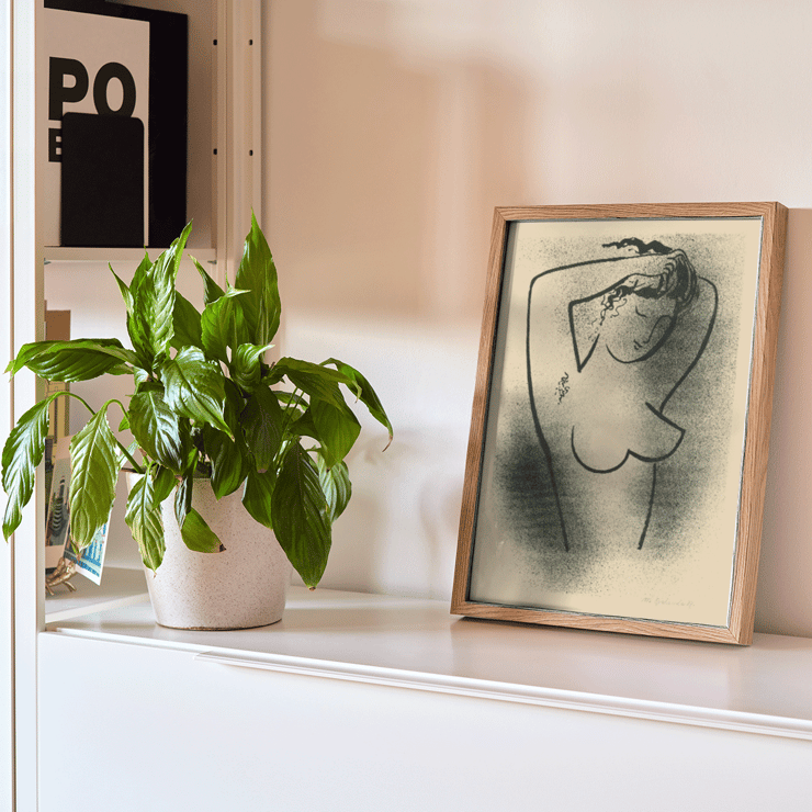 Dessin au trait d'une femme nue par Mikuláš Galanda intitulé Toaleta Poster de Toaleta de Mikuláš Galanda représentant un contour noir minimaliste d'une femme nue ajustant ses cheveux.