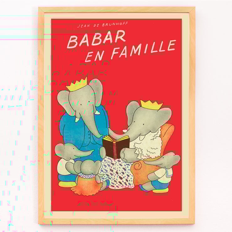 Illustration der Elefantenfamilie aus Babar en famille von Jean de Brunhoff. Poster von Elefanten, die gemeinsam „Babar en famille“ von Jean de Brunhoff mit rotem Hintergrund und Familienthema lesen.