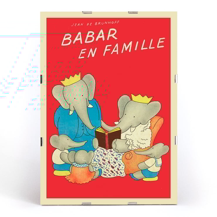 Illustration der Elefantenfamilie aus Babar en famille von Jean de Brunhoff. Poster von Elefanten, die gemeinsam „Babar en famille“ von Jean de Brunhoff mit rotem Hintergrund und Familienthema lesen.