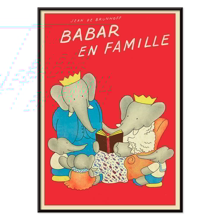 Illustration der Elefantenfamilie aus Babar en famille von Jean de Brunhoff. Poster von Elefanten, die gemeinsam „Babar en famille“ von Jean de Brunhoff mit rotem Hintergrund und Familienthema lesen.