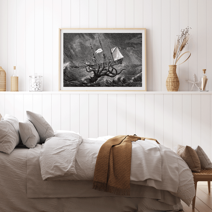 Il Kraken attacca una nave in mare in tempesta Il Kraken visto dall'occhio dell'immaginazione dell'artista Poster raffigurante un mostro marino che attacca una nave intitolata Il Kraken visto con l'occhio dell'immaginazione