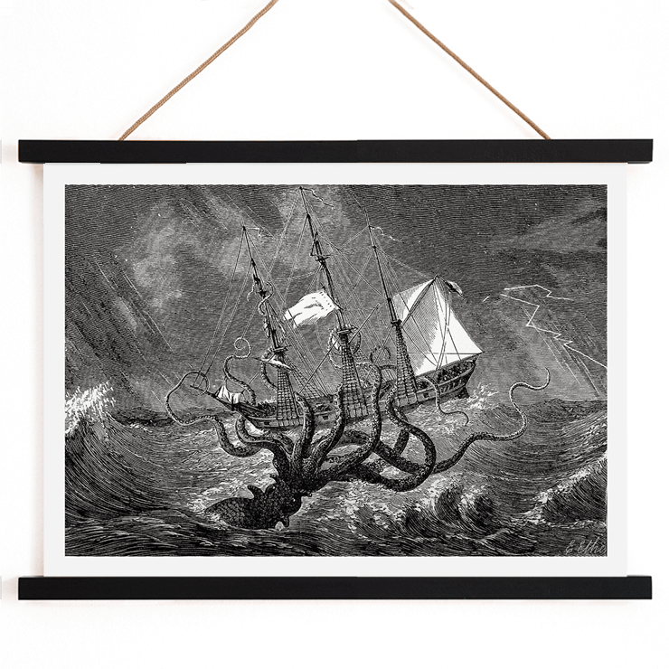 Il Kraken attacca una nave in mare in tempesta Il Kraken visto dall'occhio dell'immaginazione dell'artista Poster raffigurante un mostro marino che attacca una nave intitolata Il Kraken visto con l'occhio dell'immaginazione
