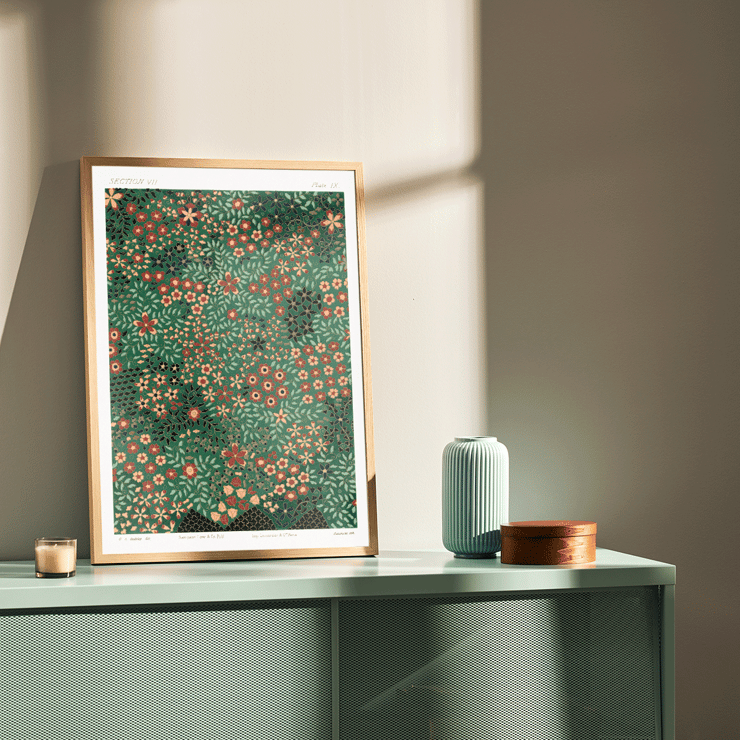 Kunstwerk mit Blumenmuster von GA Audsley in The Ornamental Arts Of Japan IX. Poster mit komplizierten Blumenmustern aus „The Ornamental Arts Of Japan“ von GA Audsley in leuchtenden Grün- und Rottönen.