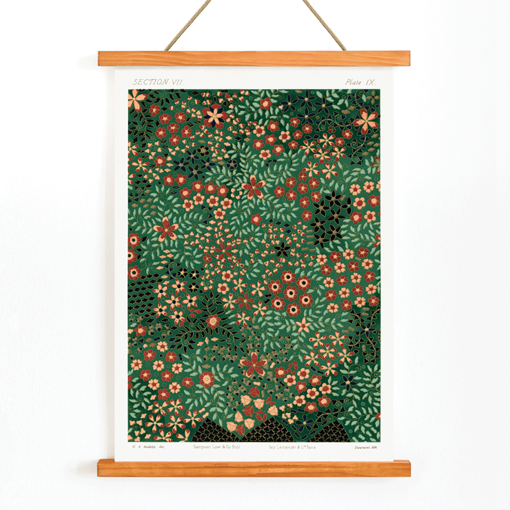 Kunstwerk mit Blumenmuster von GA Audsley in The Ornamental Arts Of Japan IX. Poster mit komplizierten Blumenmustern aus „The Ornamental Arts Of Japan“ von GA Audsley in leuchtenden Grün- und Rottönen.
