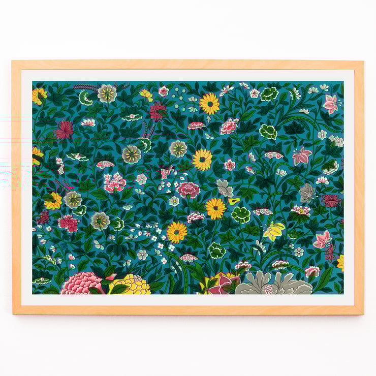 Grünes botanisches Muster von Owen Jones, lebendiges Blumenkunstwerk. Poster mit lebendigem Blumenmuster auf blaugrünem Hintergrund aus dem Kunstwerk „Green Botanical Pattern“ von Owen Jones.