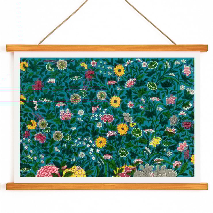 Grünes botanisches Muster von Owen Jones, lebendiges Blumenkunstwerk. Poster mit lebendigem Blumenmuster auf blaugrünem Hintergrund aus dem Kunstwerk „Green Botanical Pattern“ von Owen Jones.
