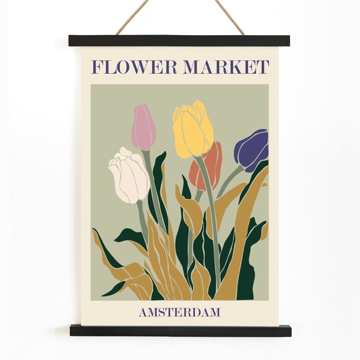 Bunte Tulpen Kunstwerk Blumenmarkt Amsterdam von Moryarty Poster mit dem Titel Flower Market - Amsterdam von Moryarty mit bunten Tulpen im Retro-Design und erdigem grünem Hintergrund