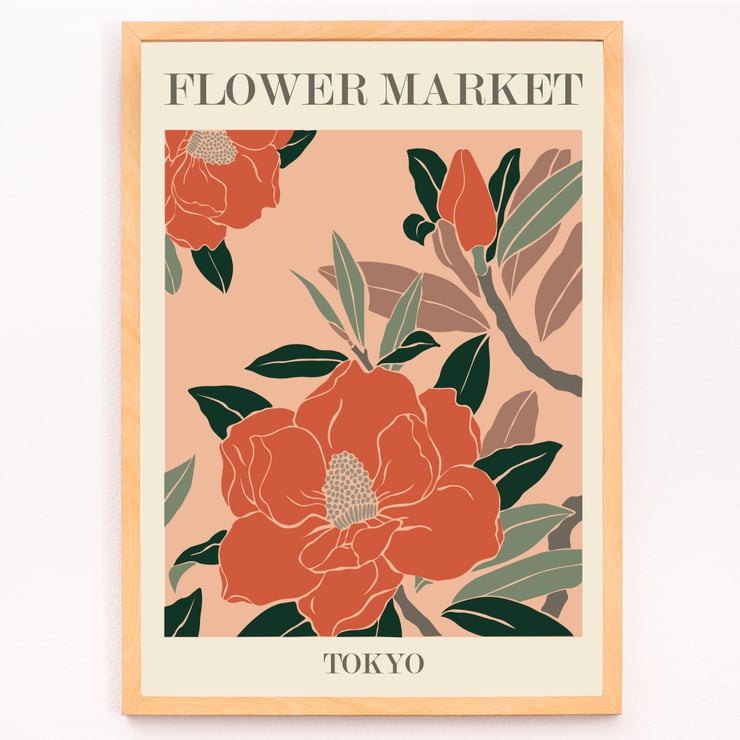 Kunstwerk „Blumenmarkt – Tokio“ von Moryarty mit leuchtend orangefarbenen Blüten und grünen Blättern Poster mit großen roten Blumen und grünen Blättern mit dem Text Flower Market Tokyo von Moryarty in fetten Buchstaben auf beigem Hintergrund.