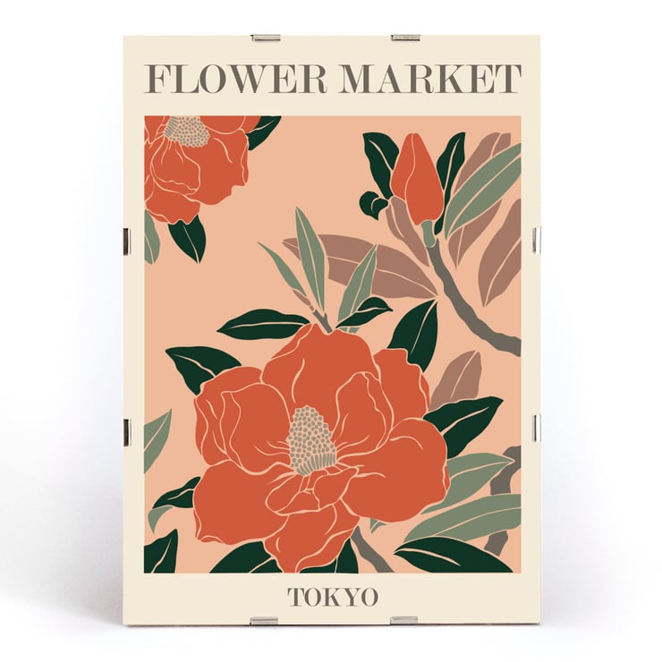 Kunstwerk „Blumenmarkt – Tokio“ von Moryarty mit leuchtend orangefarbenen Blüten und grünen Blättern Poster mit großen roten Blumen und grünen Blättern mit dem Text Flower Market Tokyo von Moryarty in fetten Buchstaben auf beigem Hintergrund.
