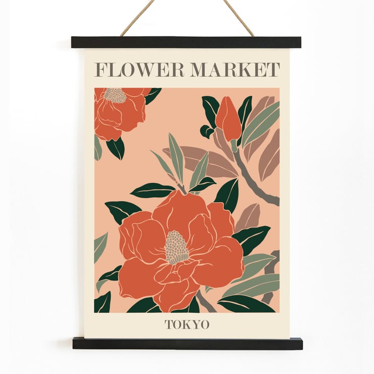 Kunstwerk „Blumenmarkt – Tokio“ von Moryarty mit leuchtend orangefarbenen Blüten und grünen Blättern Poster mit großen roten Blumen und grünen Blättern mit dem Text Flower Market Tokyo von Moryarty in fetten Buchstaben auf beigem Hintergrund.
