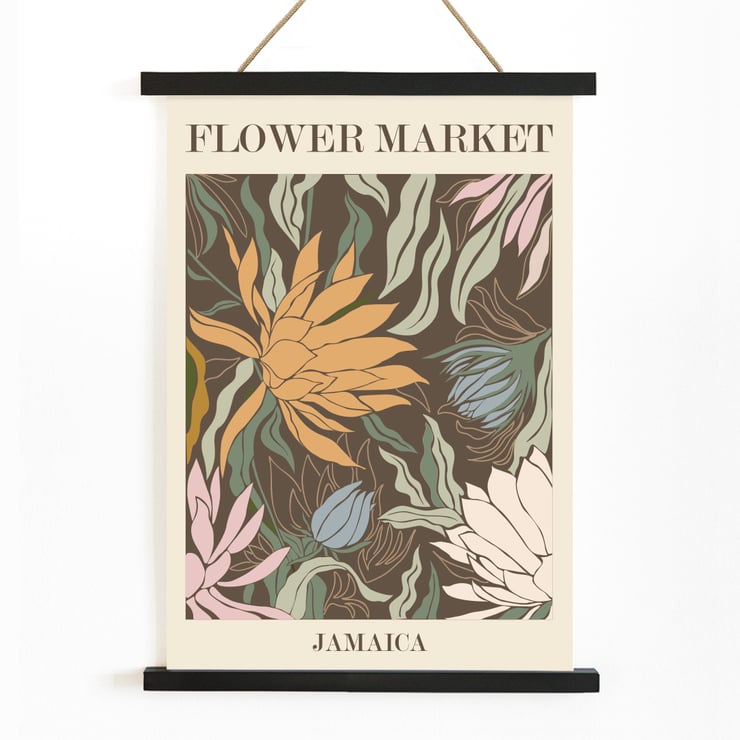 Farbenfrohe botanische Illustration von Moryarty mit dem Titel Flower Market - Jamaica Poster mit lebendigem Blumenkunstwerk mit tropischen Blumen und Blättern mit dem Titel Flower Market - Jamaica von Moryarty