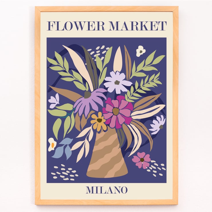 Farbenfrohes Blumenkunstwerk „Flower Market Milano“ von Moryarty, das leuchtende Blumen in einer Vase zeigt. Poster mit dem Kunstwerk „Flower Market – Milano“ von Moryarty, das einen bunten Blumenstrauß in einer gestreiften Vase zeigt.