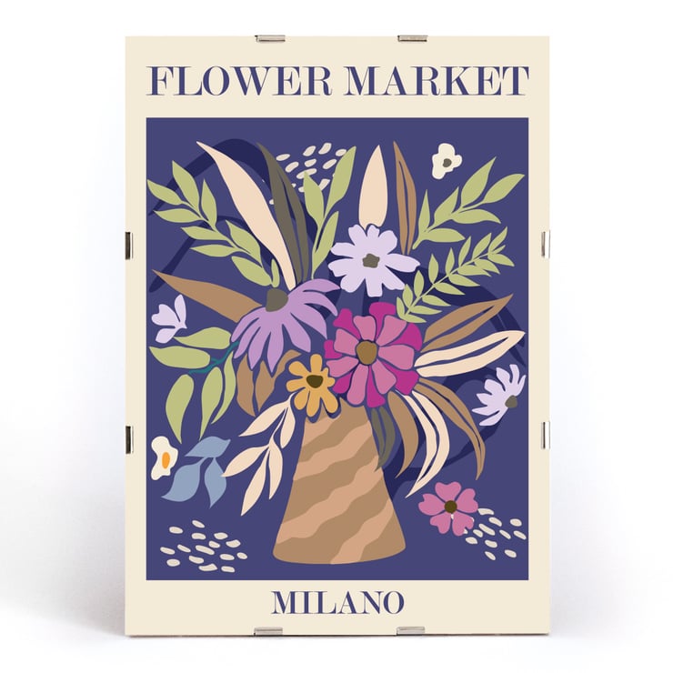 Farbenfrohes Blumenkunstwerk „Flower Market Milano“ von Moryarty, das leuchtende Blumen in einer Vase zeigt. Poster mit dem Kunstwerk „Flower Market – Milano“ von Moryarty, das einen bunten Blumenstrauß in einer gestreiften Vase zeigt.