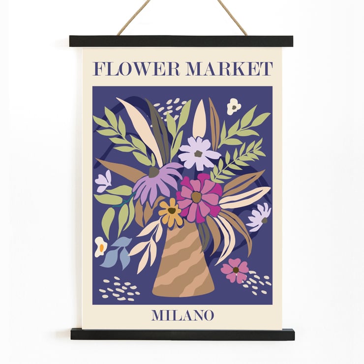 Farbenfrohes Blumenkunstwerk „Flower Market Milano“ von Moryarty, das leuchtende Blumen in einer Vase zeigt. Poster mit dem Kunstwerk „Flower Market – Milano“ von Moryarty, das einen bunten Blumenstrauß in einer gestreiften Vase zeigt.