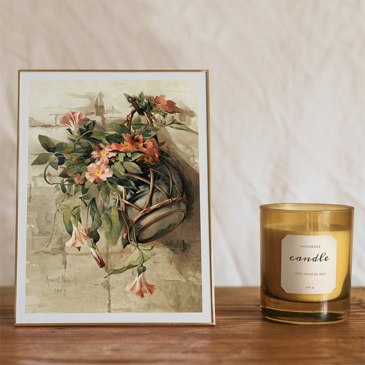 Fleurs roses dans un vase suspendu Fleurs roses dans un vase suspendu