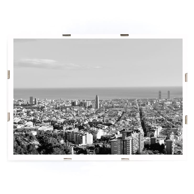 Blick auf Barcelona von Gustav Klimt, Stadtbild-Fotografie-Kunstwerk. Schwarz-weißes Poster der Skyline von Barcelona mit Meer von Anonymous mit dem Titel „Blick auf Barcelona“.