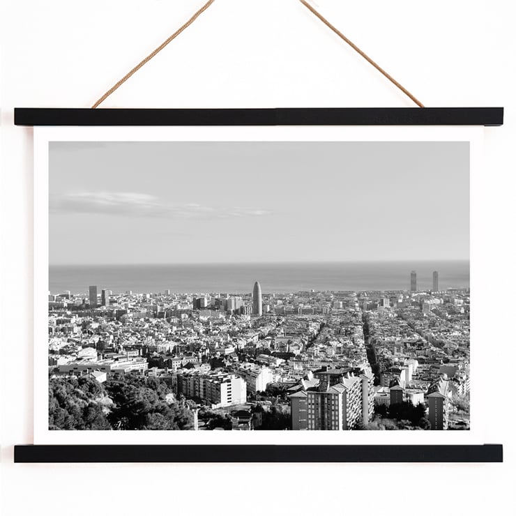 Blick auf Barcelona von Gustav Klimt, Stadtbild-Fotografie-Kunstwerk. Schwarz-weißes Poster der Skyline von Barcelona mit Meer von Anonymous mit dem Titel „Blick auf Barcelona“.
