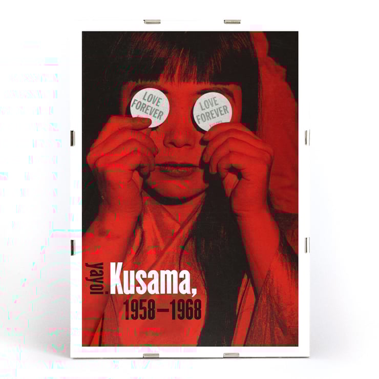 Ritratto dai toni rossi di Yayoi Kusama intitolato Love Forever. Poster raffigura una ragazza sui toni del rosso che tiene in mano cartelli circolari con la scritta Love Forever, realizzata dall'artista Yayoi Kusama.