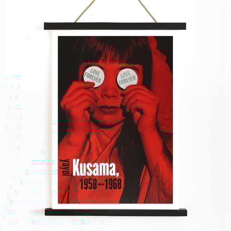 Ritratto dai toni rossi di Yayoi Kusama intitolato Love Forever. Poster raffigura una ragazza sui toni del rosso che tiene in mano cartelli circolari con la scritta Love Forever, realizzata dall'artista Yayoi Kusama.