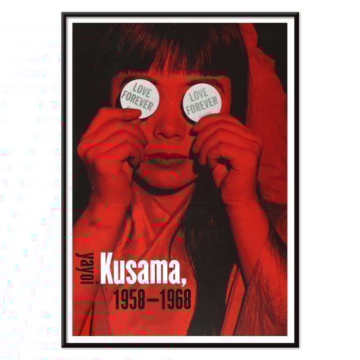 Ritratto dai toni rossi di Yayoi Kusama intitolato Love Forever. Poster raffigura una ragazza sui toni del rosso che tiene in mano cartelli circolari con la scritta Love Forever, realizzata dall'artista Yayoi Kusama.