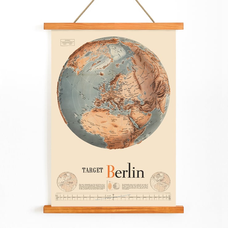 Europakarte mit Ziel Berlin von Manning aus dem Army Orientation Course von FE Poster mit einem stilisierten Globus mit Fokus auf Europa und Afrika und fettem Text Target Berlin Army Orientation Course von Manning FE