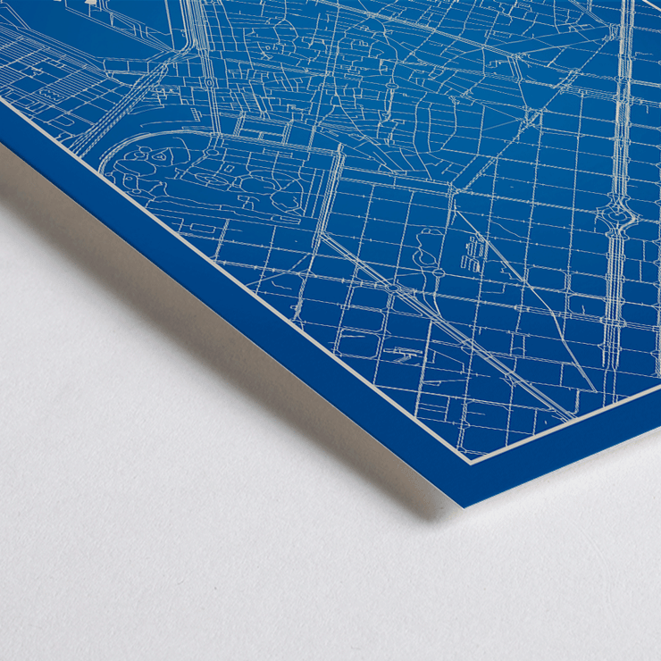 Minimalistische Karte von Barcelona von Moryarty mit ikonischen Sehenswürdigkeiten und Straßenverlauf in Blau und Weiß Poster zeigt eine detaillierte blaue minimalistische Karte von Barcelona mit der Skyline der Sehenswürdigkeiten mit dem Titel Minimalistische Karte von Barcelona 2 von Moryarty