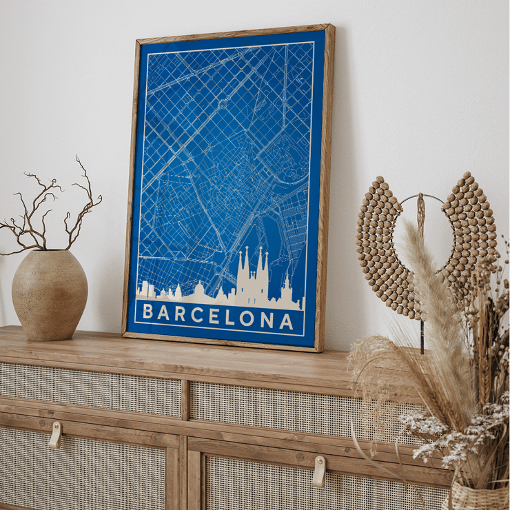 Minimalistische Karte von Barcelona von Moryarty mit ikonischen Sehenswürdigkeiten und Straßenverlauf in Blau und Weiß Poster zeigt eine detaillierte blaue minimalistische Karte von Barcelona mit der Skyline der Sehenswürdigkeiten mit dem Titel Minimalistische Karte von Barcelona 2 von Moryarty
