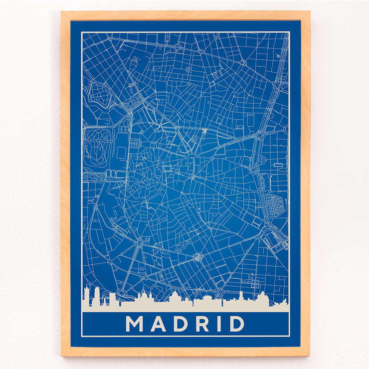 Minimalistische Madrid Karte von Artist Name zeigt eine detaillierte blau-weiß Stadtplan mit Silhouetten Poster einer minimalistischen Karte von Madrid in Blau und Weiß mit Straßendetails mit dem Titel „Minimalistische Madrid-Karte“ von Anonymous