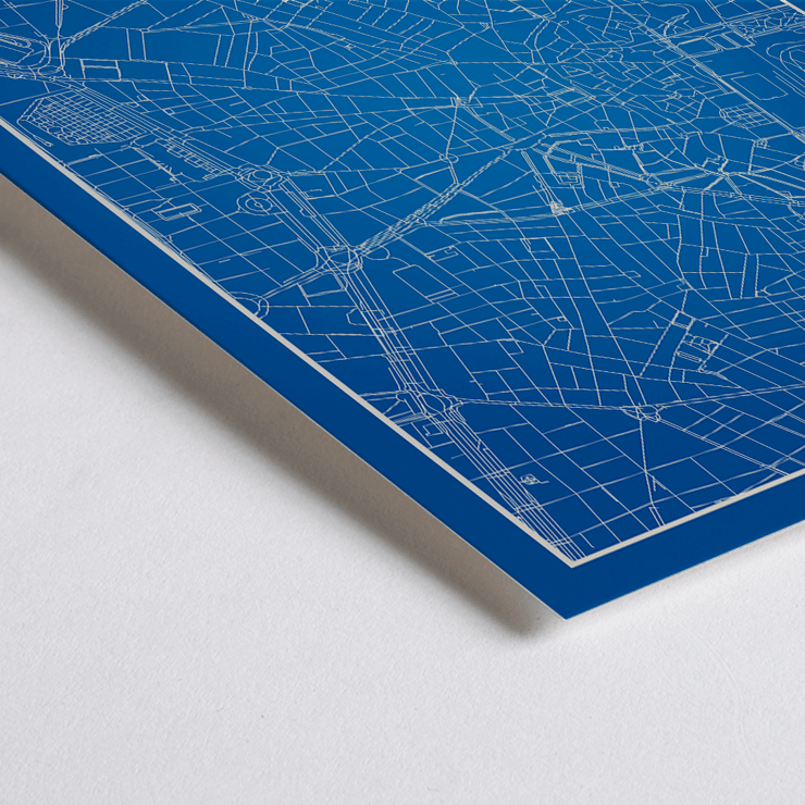 Minimalistische Madrid Karte von Artist Name zeigt eine detaillierte blau-weiß Stadtplan mit Silhouetten Poster einer minimalistischen Karte von Madrid in Blau und Weiß mit Straßendetails mit dem Titel „Minimalistische Madrid-Karte“ von Anonymous